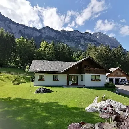 Ingrid Daire Radmer an der Hasel