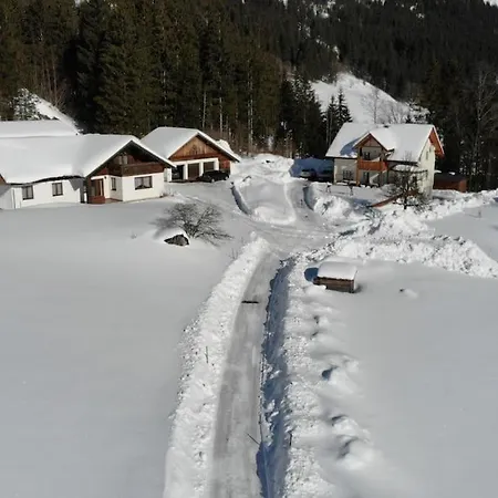 Ingrid Radmer an der Hasel