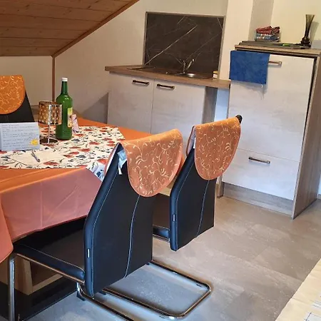 Ingrid Daire Radmer an der Hasel